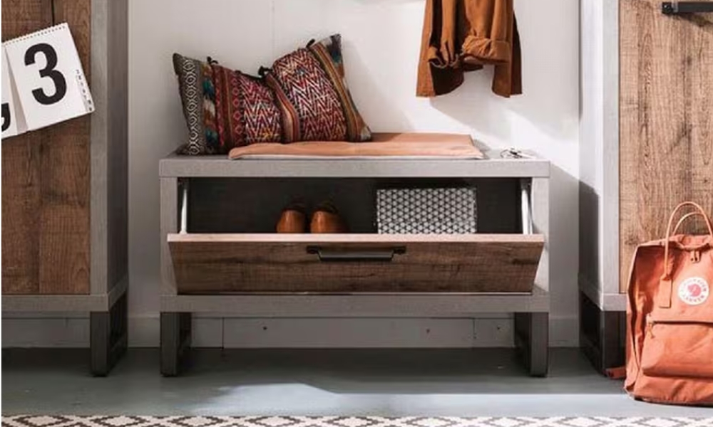 klupe za sedenje sa čivilukom za odeću