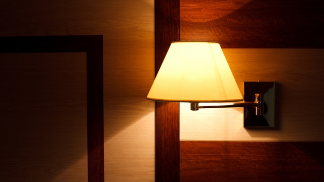 Zidna lampa sa toplim svetlom koje stvara prijatnu atmosferu u spavaćoj sobi